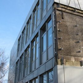 Demontage einer nachträglich verkleideten Wandtafel 