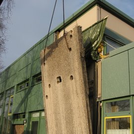 Demontage einer unverkleidet gebliebenen Wandtafel